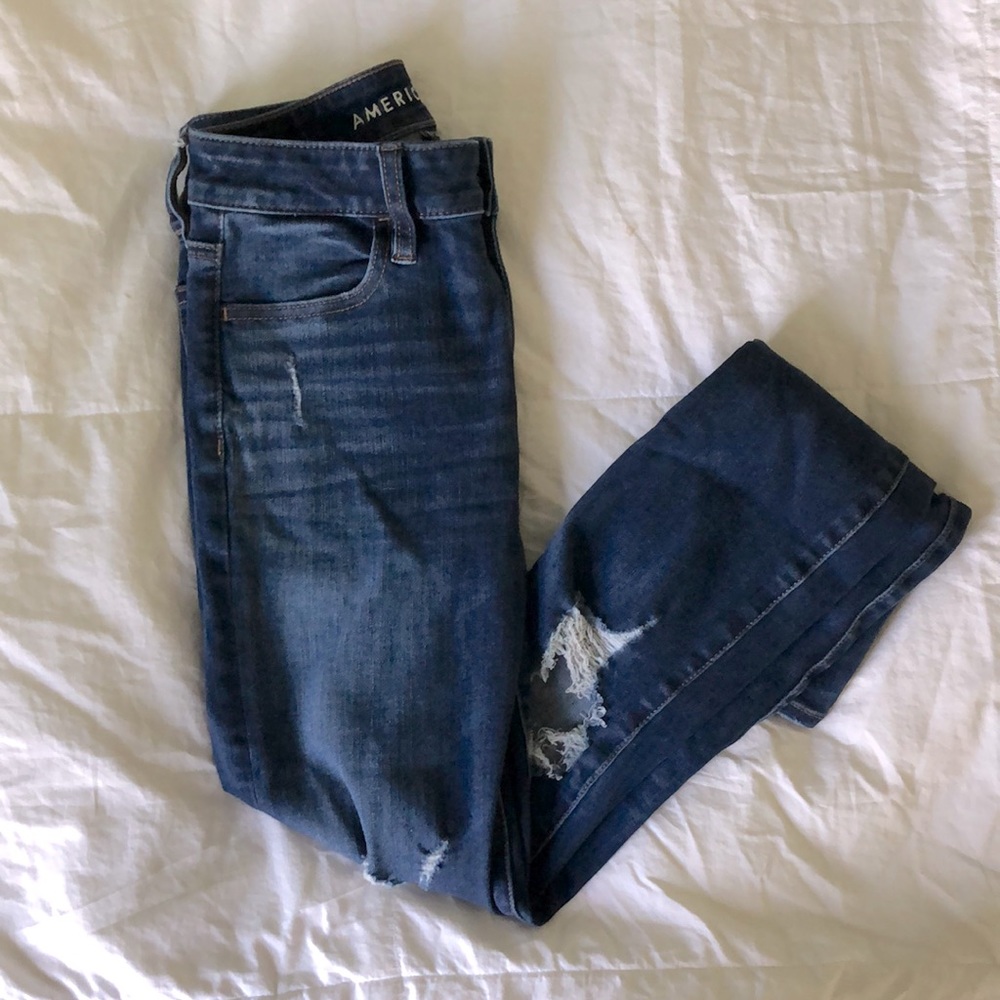 📚 American Eagle | Distressed high rise jeans